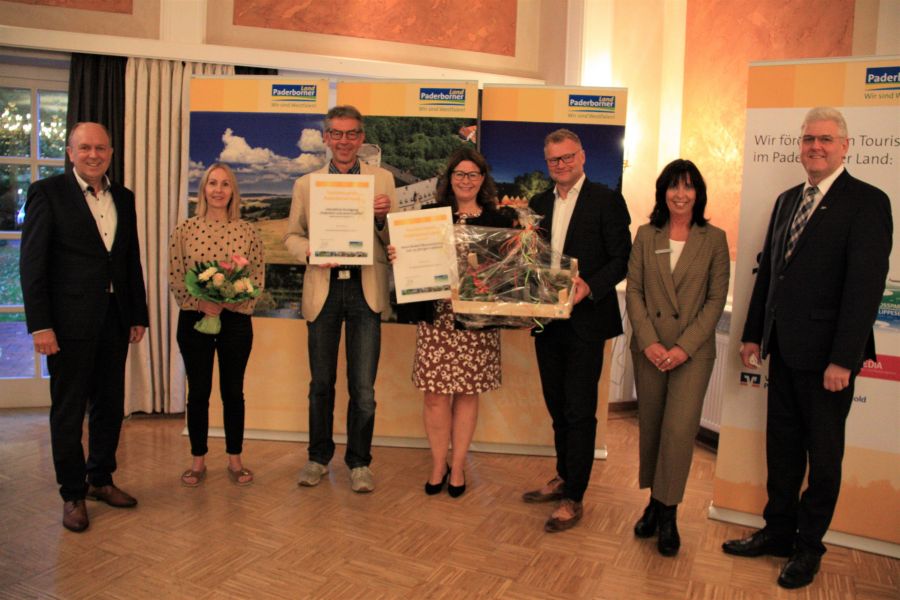 Freuen sich über die Qualität der Tourismusangebote im Paderborner Land: v.l.n.r. Christoph Rüther (Landrat Kreis Paderborn), Alexandra Bröckling und Karl Heinz Schäfer (Tourist Information Paderborn), Dr. Wiltrud Viehoff, Dr. Jochen Viehoff (Heinz Nixdorf MuseumsForum), Anja Veith (Touristikzentrale Paderborner Land e. V.), Werner Peitz (Bürgermeister Stadt Delbrück)  Foto: Touristikzentrale Paderborner Land e. V. / D. Teppe
